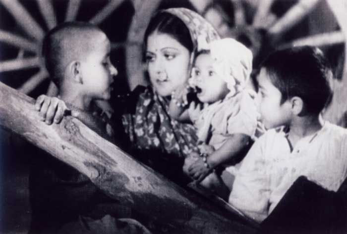 Screenshot of Indian movie Aurat (Woman)
